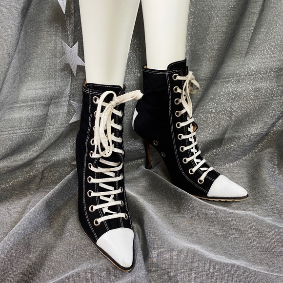 ♥️SOLD♥️MANOLO BLAHNIK Classic Black & White Logo EUC Sneaker 4” Heel Booties 39 - Picture 6 of 17